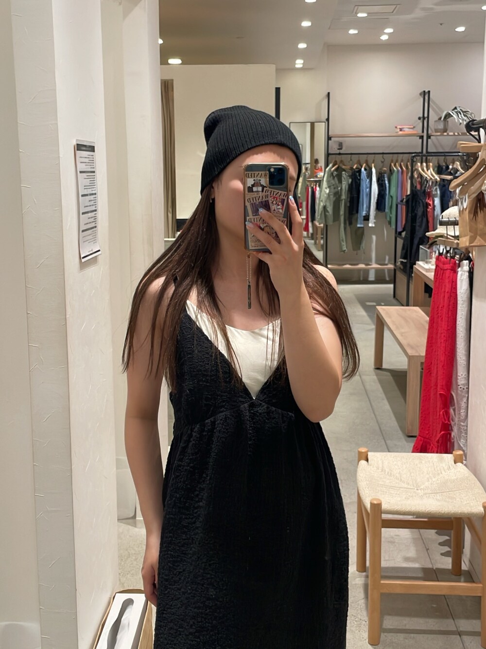 ブラック系のワンピースを着用したレディースの春コーディネートの3枚目の写真