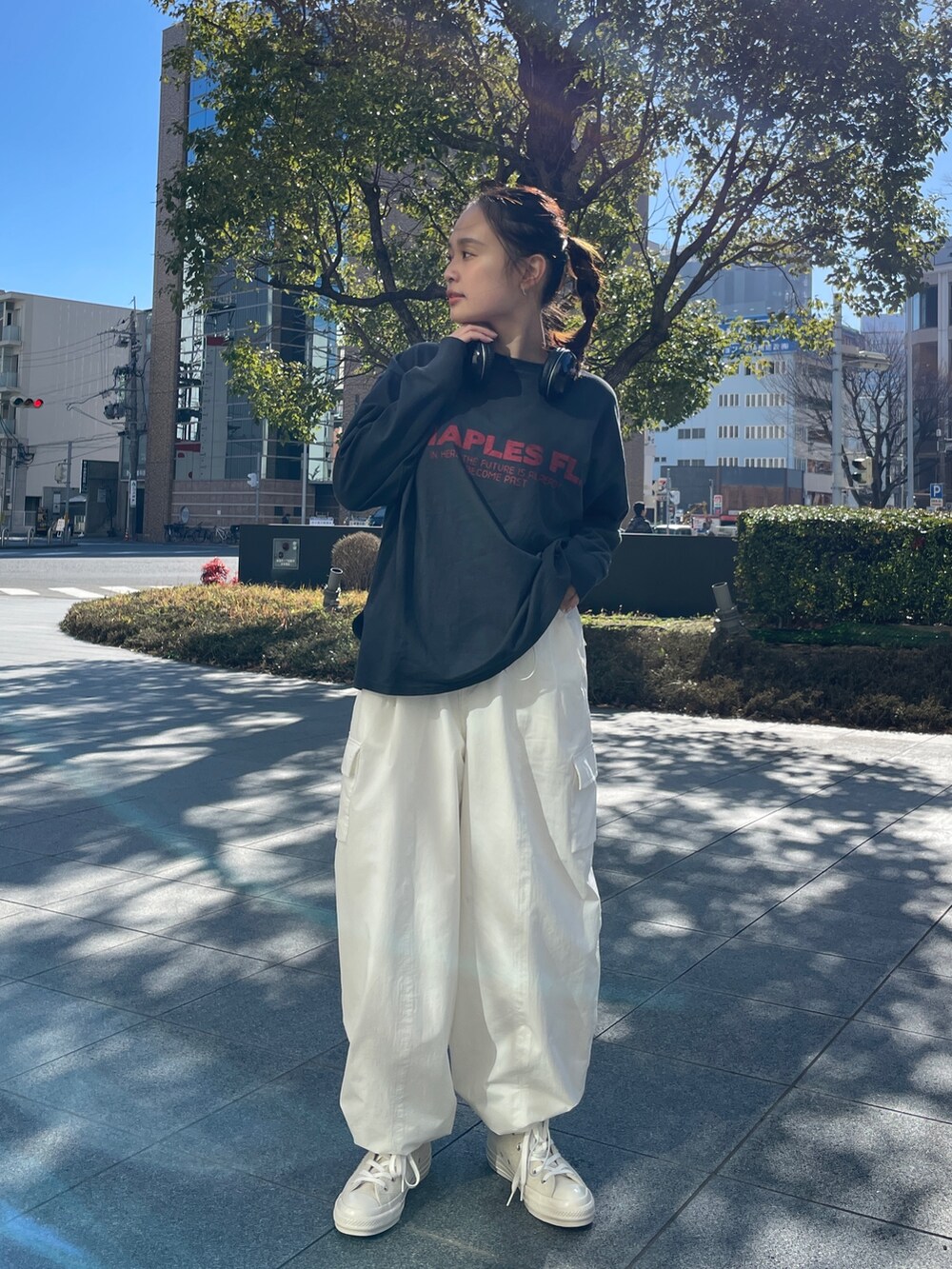 グレー系のTシャツ/カットソー、ピンク系のカーゴパンツ、ホワイト系のスニーカーを着用したレディースの冬コーディネートの6枚目の写真