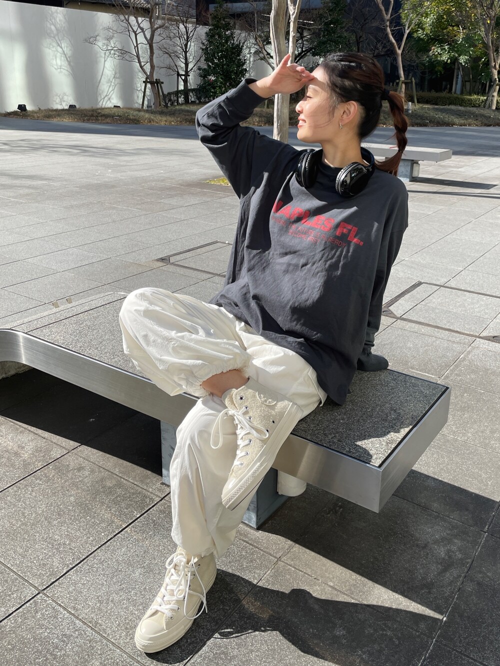 グレー系のTシャツ/カットソー、ピンク系のカーゴパンツ、ホワイト系のスニーカーを着用したレディースの冬コーディネートの2枚目の写真