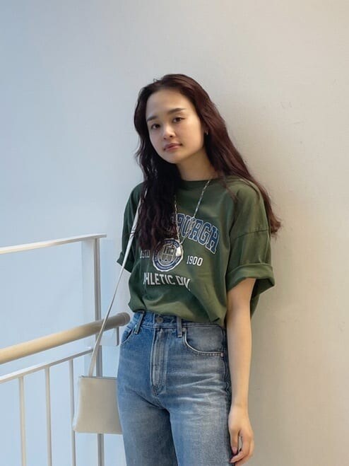 ホワイト系のサンダル、ブルー系のデニムパンツ、ホワイト系のショルダーバッグを着用したレディースの春コーディネートの5枚目の写真