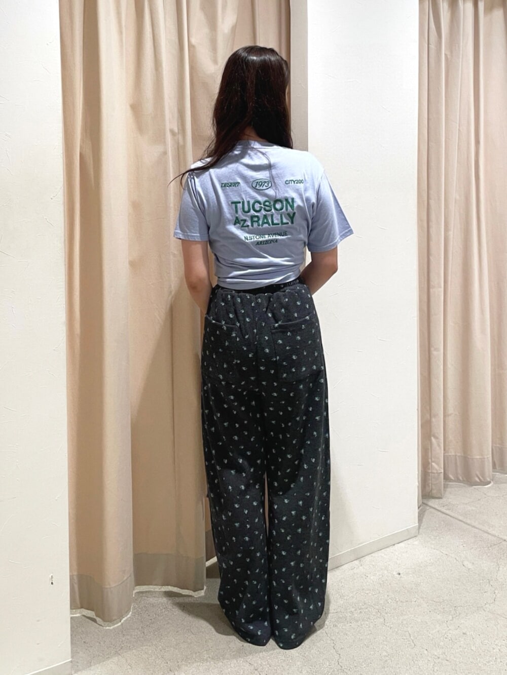 グレー系のその他パンツ、ブルー系のTシャツ/カットソー、ブルー系のハンドバッグを着用したレディースの夏コーディネートの3枚目の写真