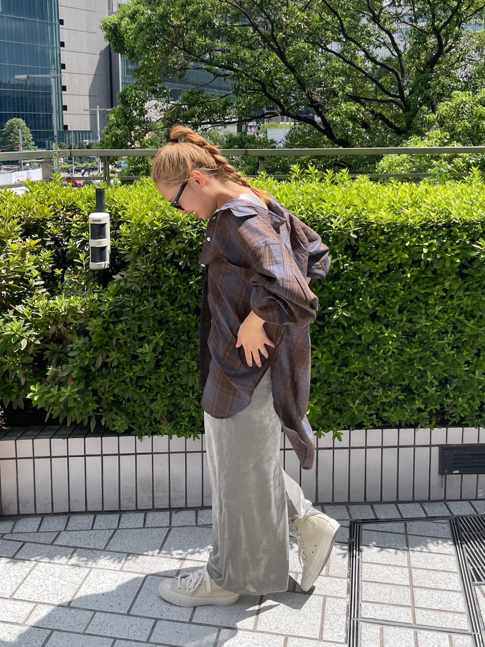 ブラウン系のシャツ/ブラウス、グレー系のワンピース、ホワイト系のスニーカーを着用したレディースの夏コーディネートの2枚目の写真