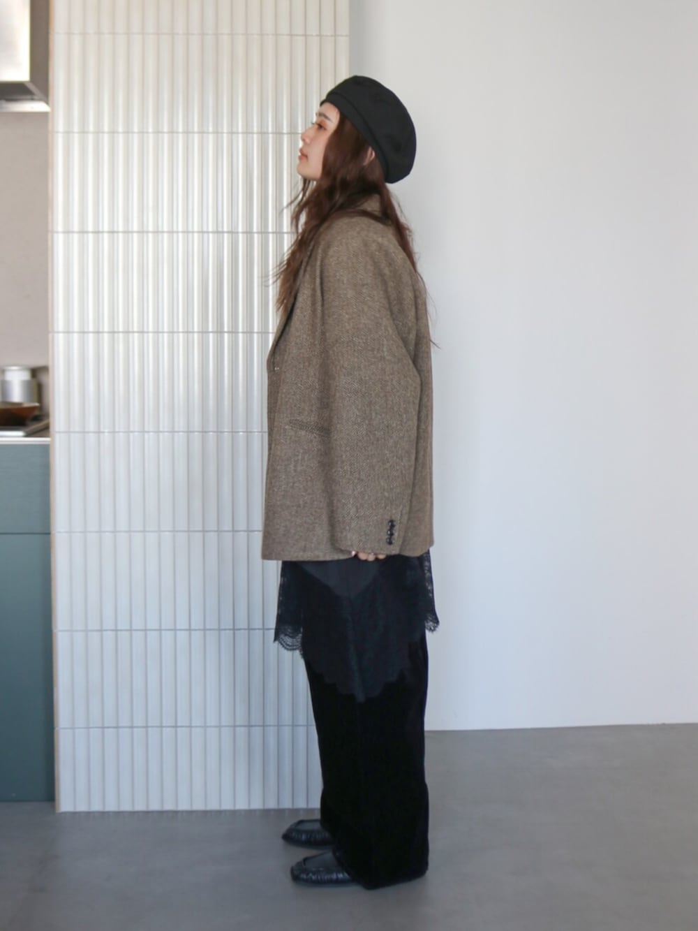 ブラック系のデニムパンツ、ブラック系のローファー、ブラック系のキャミソールを着用したレディースの秋コーディネートの2枚目の写真