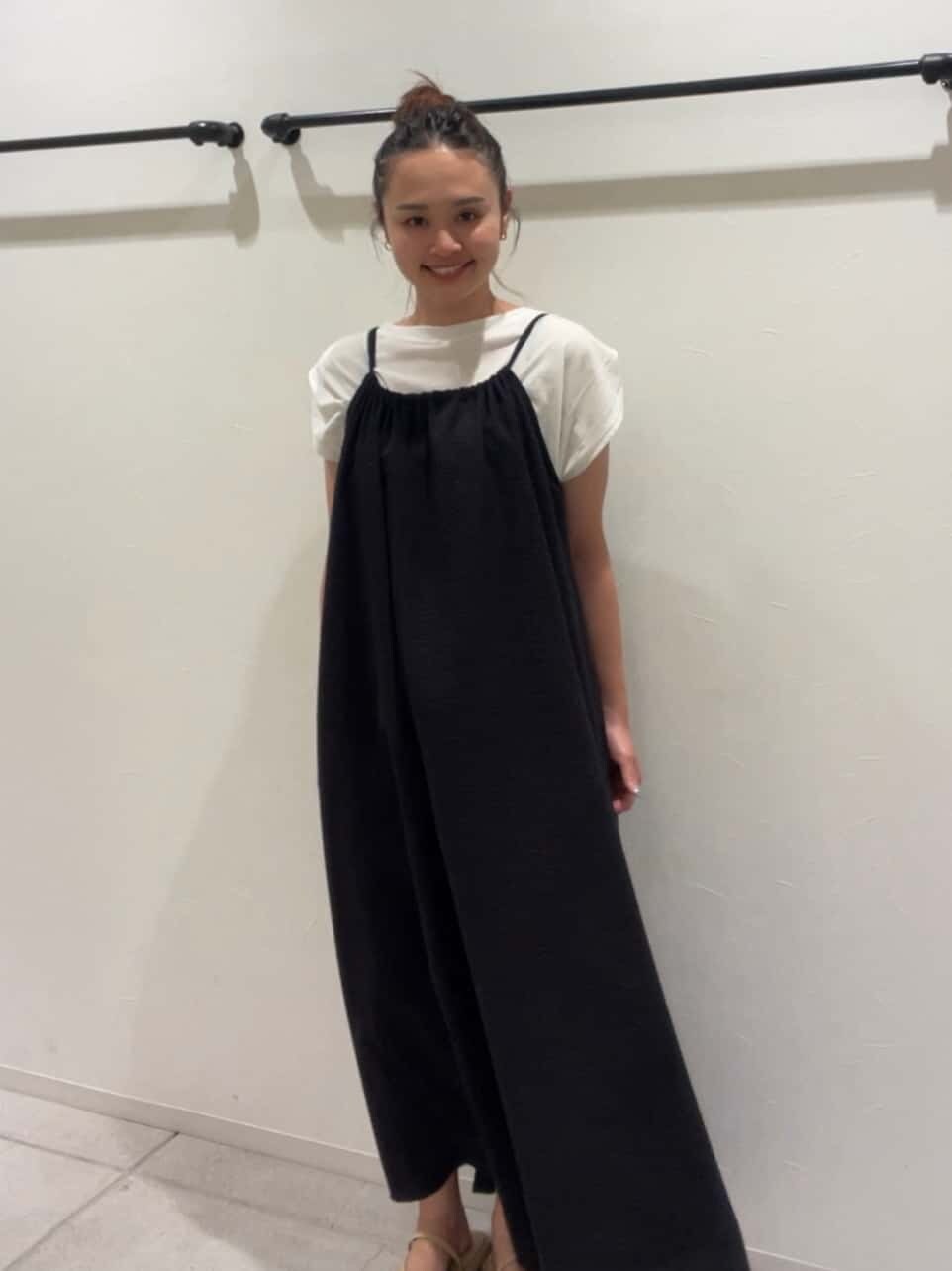 ブラック系のワンピース、グリーン系のサンダル、ホワイト系のタンクトップを着用したレディースの夏コーディネートの3枚目の写真