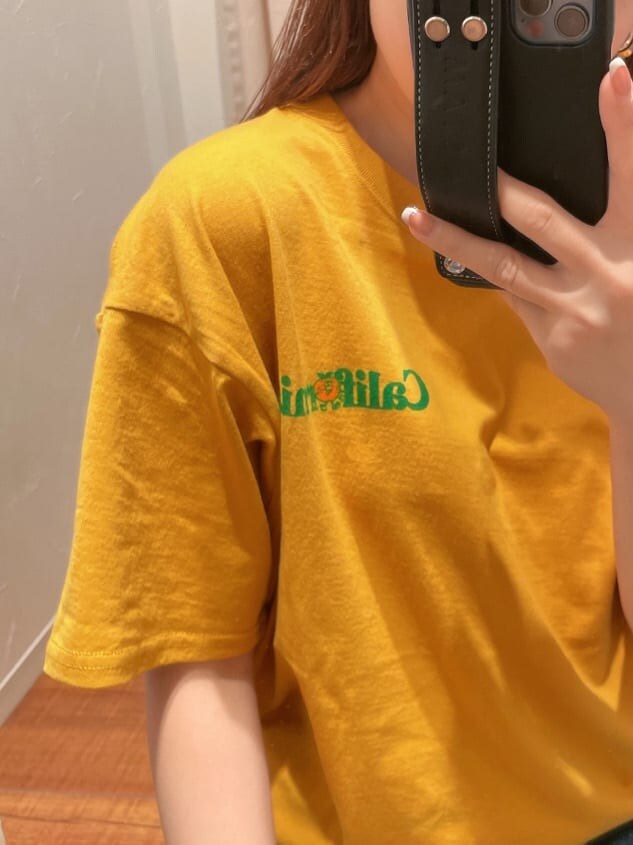 ブルー系のデニムパンツ、イエロー系のTシャツ/カットソーを着用したレディースの春コーディネートの7枚目の写真