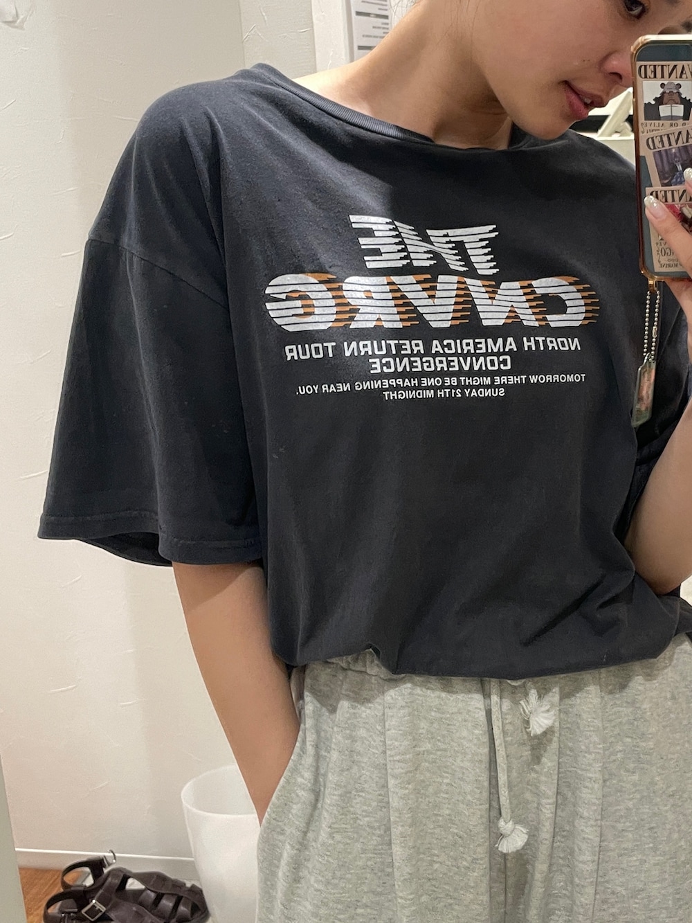 グレー系のスウェットパンツ、グレー系のTシャツ/カットソーを着用したレディースの春コーディネートの2枚目の写真