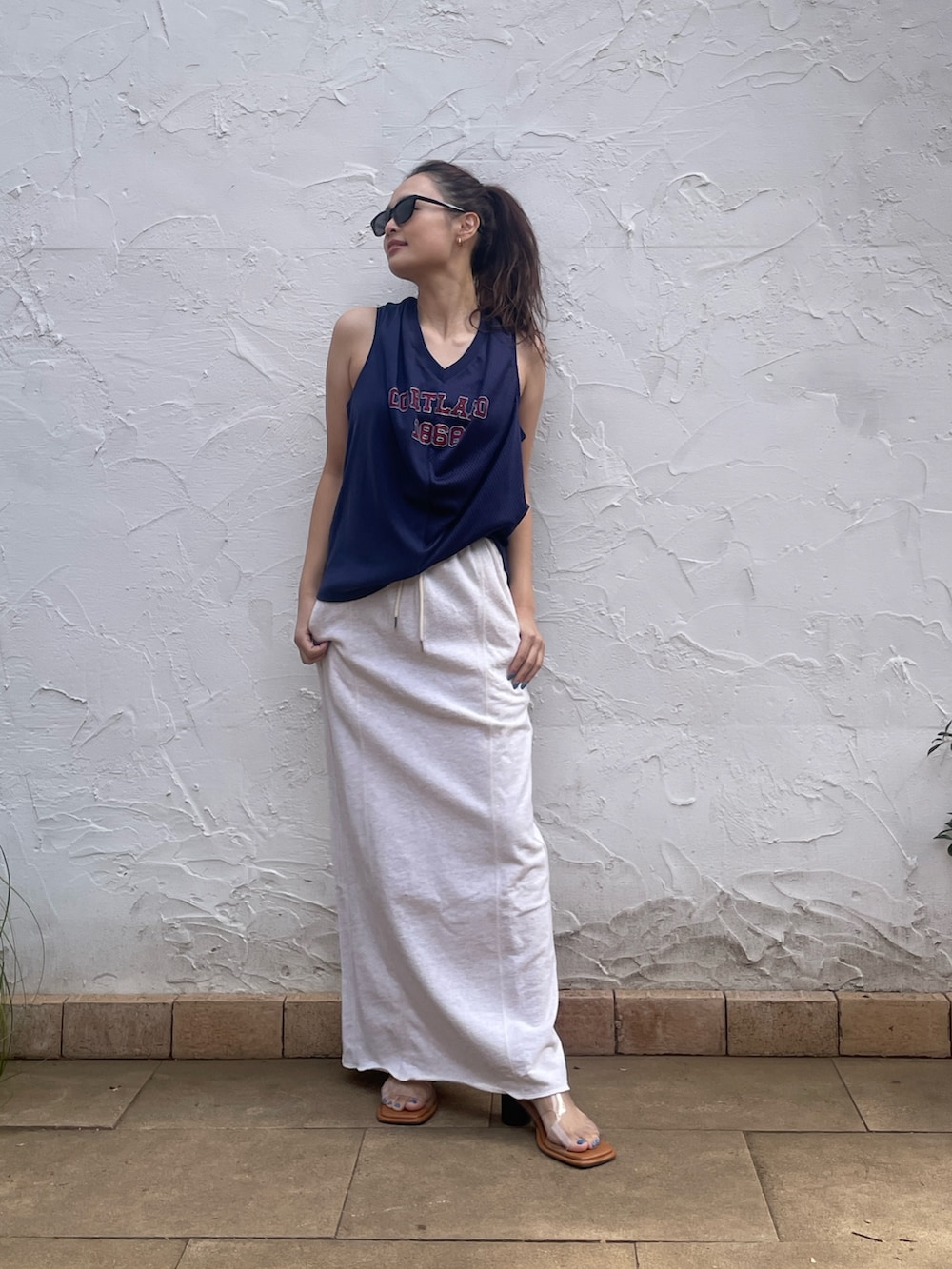 ブルー系のタンクトップ、ホワイト系のスカート、その他のサンダルを着用したレディースの春コーディネートの6枚目の写真