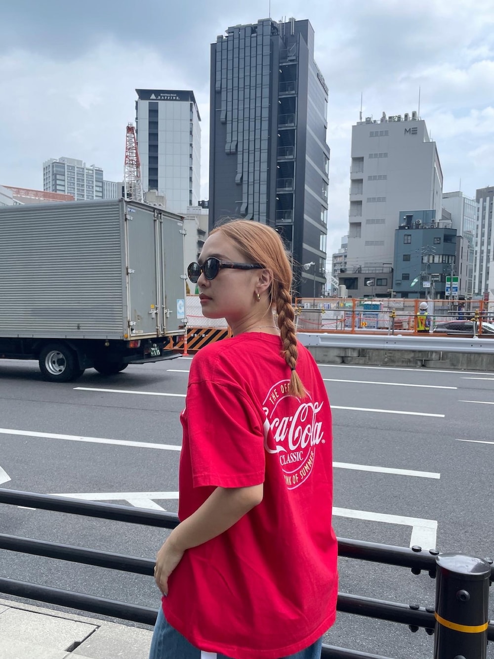 レッド系のTシャツ/カットソー、ブルー系のデニムパンツ、シルバー系のネックレスを着用したレディースの夏コーディネートの3枚目の写真