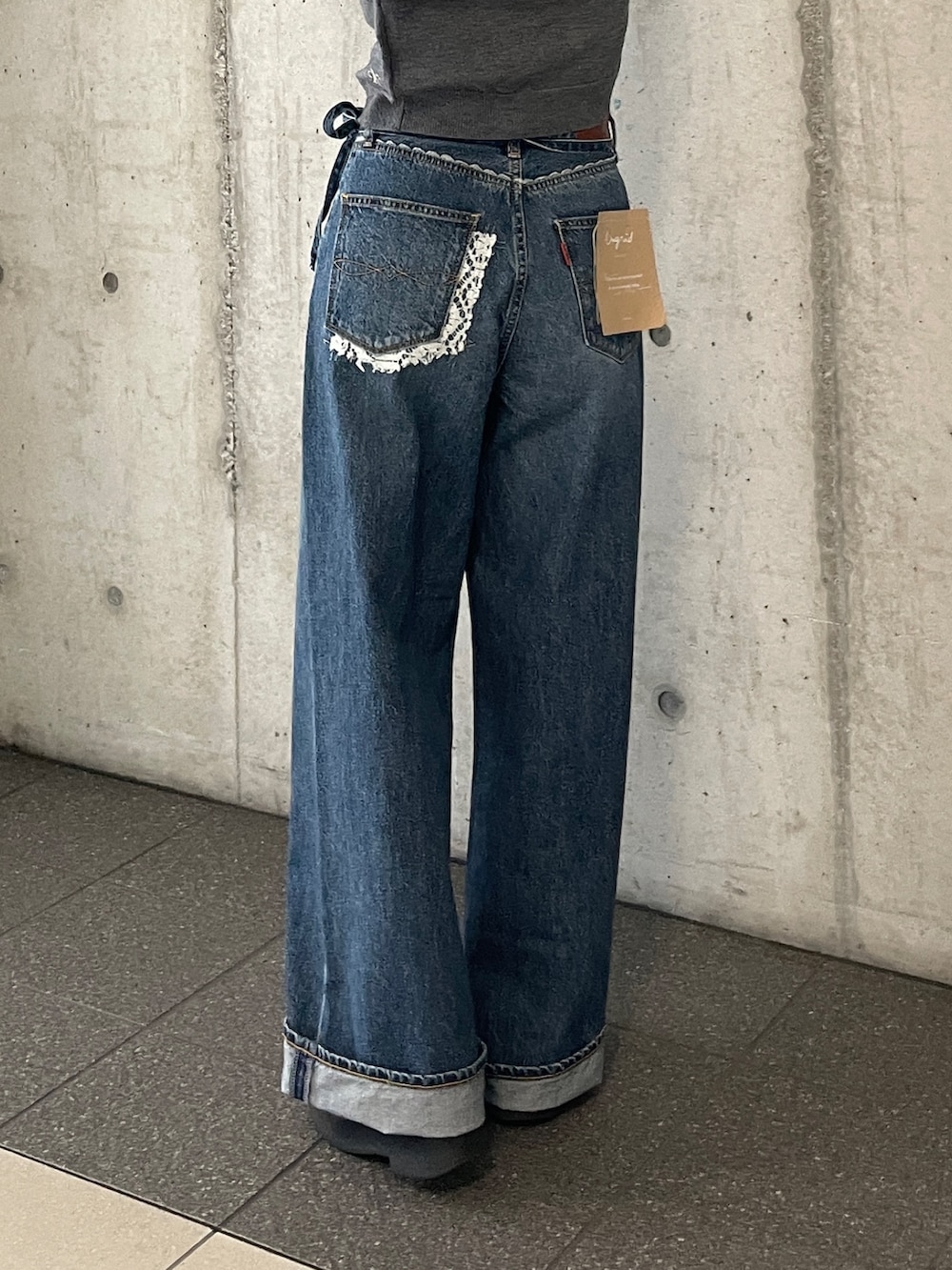 グレー系のカーディガン/ボレロ、ブルー系のデニムパンツを着用したレディースの秋コーディネートの6枚目の写真