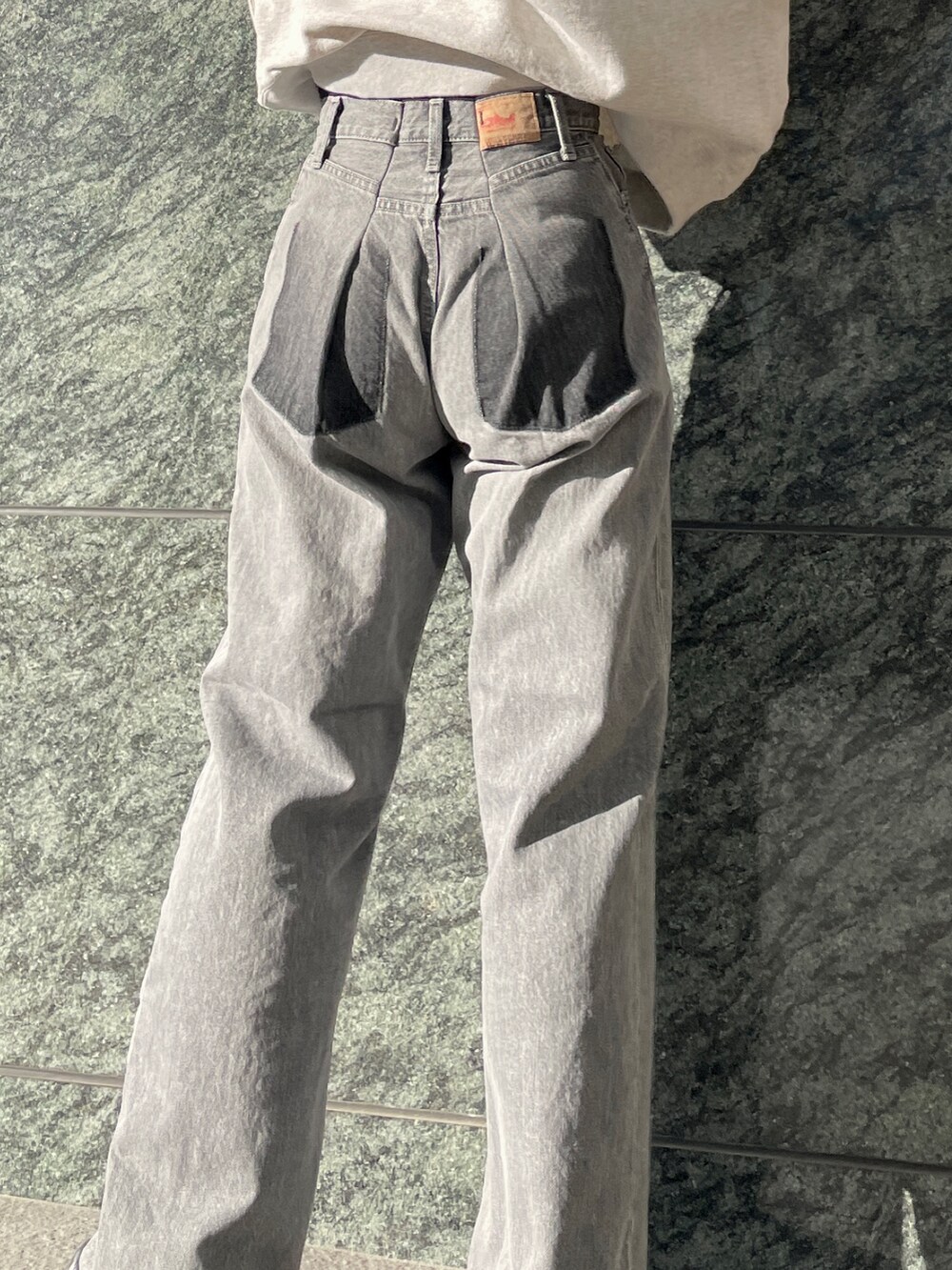 ブラック系のデニムパンツ、グレー系のパーカーを着用したレディースの冬コーディネートの5枚目の写真