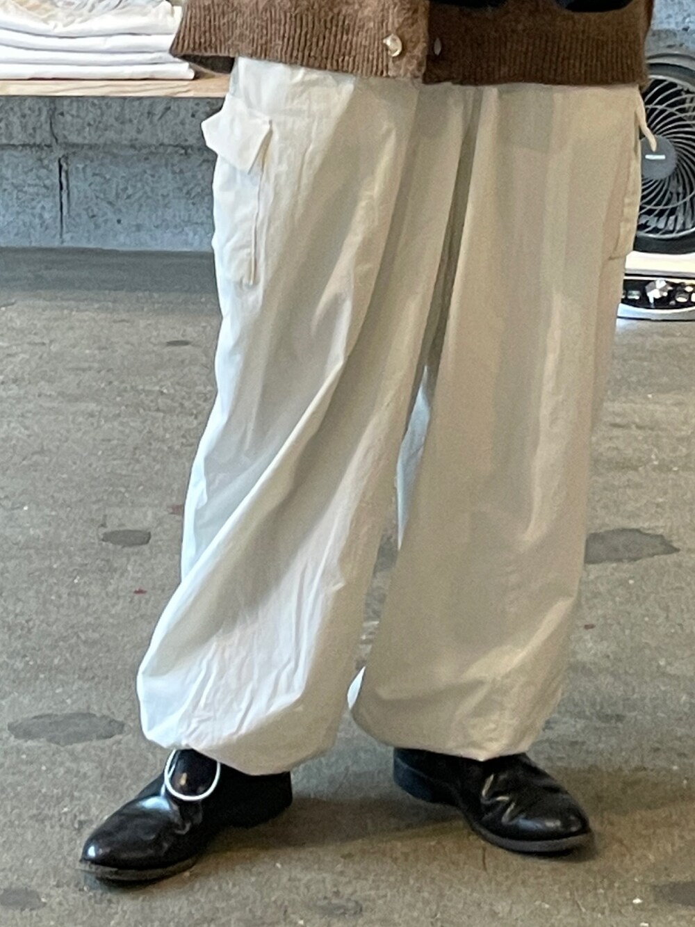 ホワイト系のカーゴパンツ、ブラウン系のカーディガン/ボレロを着用したレディースの冬コーディネートの3枚目の写真