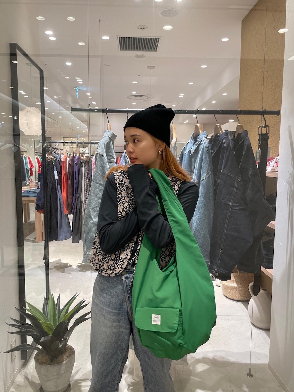 ブラック系のベスト、ブルー系のデニムパンツ、グレー系のTシャツ/カットソーを着用したレディースの夏コーディネートの3枚目の写真