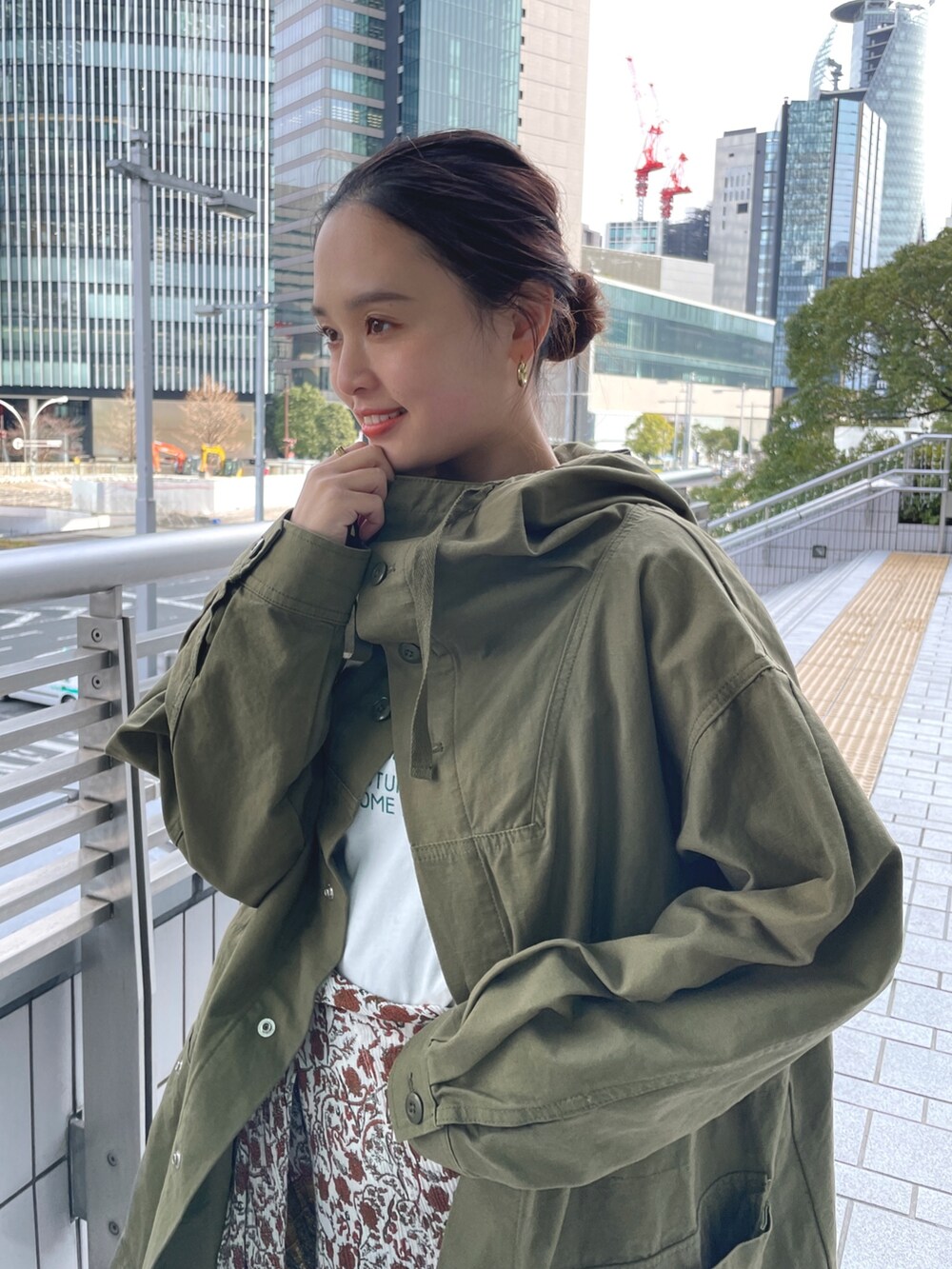 グリーン系のブルゾン、ホワイト系のTシャツ/カットソー、ホワイト系のワンピースを着用したレディースの冬コーディネートの8枚目の写真