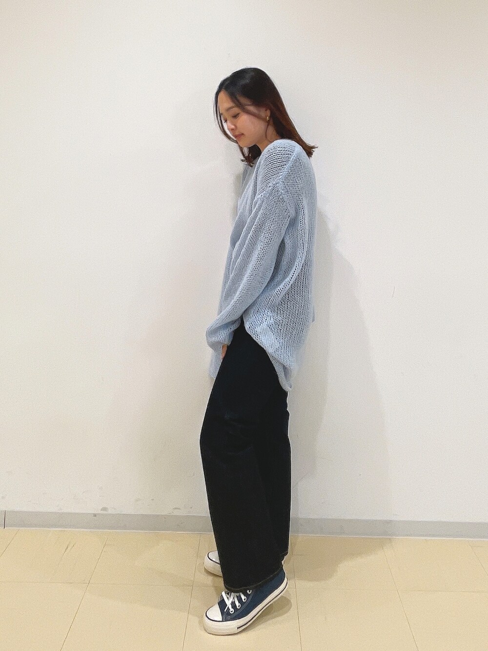 ブルー系のデニムパンツ、ブルー系のニット/セーターを着用したレディースの冬コーディネートの4枚目の写真