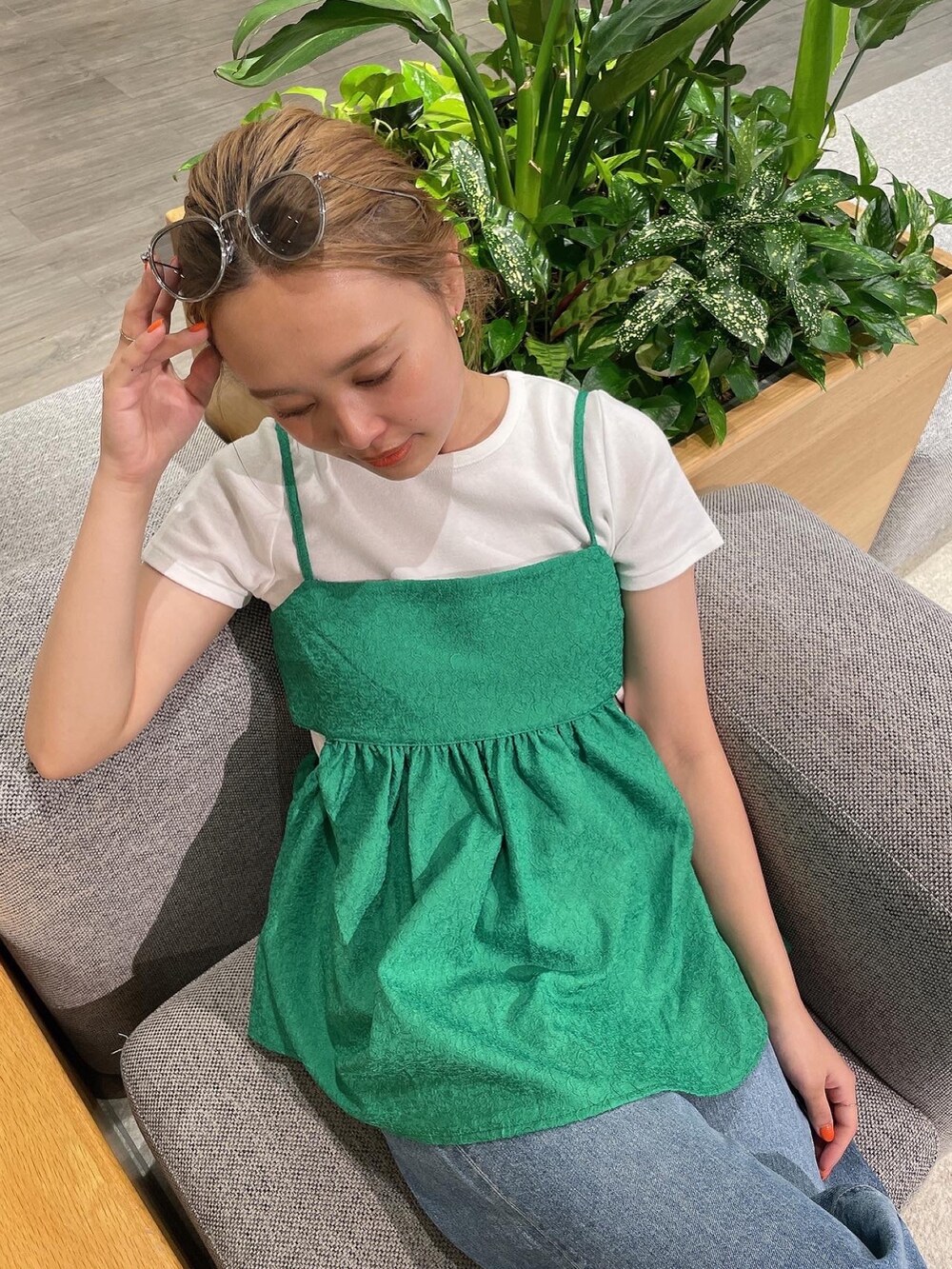 グリーン系のシャツ/ブラウス、ブルー系のデニムパンツ、ホワイト系のTシャツ/カットソーを着用したレディースの春コーディネートの3枚目の写真