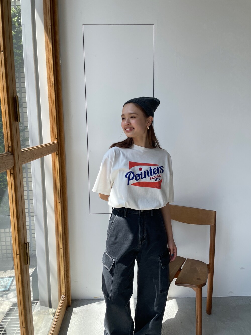 ホワイト系のTシャツ/カットソー、ブラック系のデニムパンツ、ブラック系のニットキャップ/ビーニーを着用したレディースの夏コーディネートの7枚目の写真