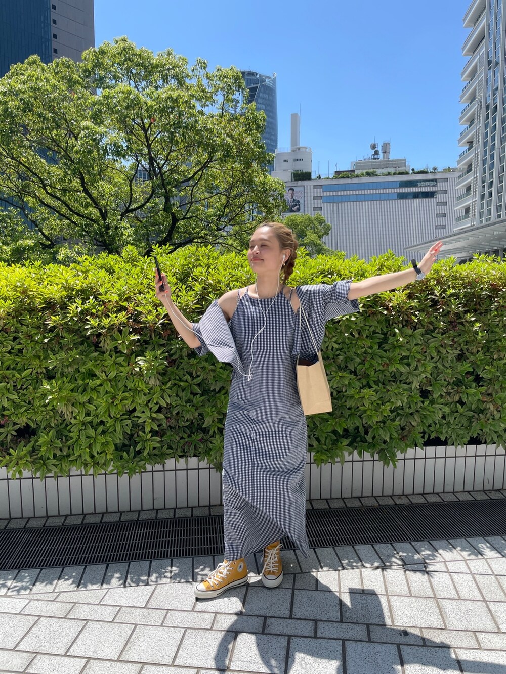 ブルー系のシャツ/ブラウス、ブルー系のワンピースを着用したレディースの春コーディネートの3枚目の写真