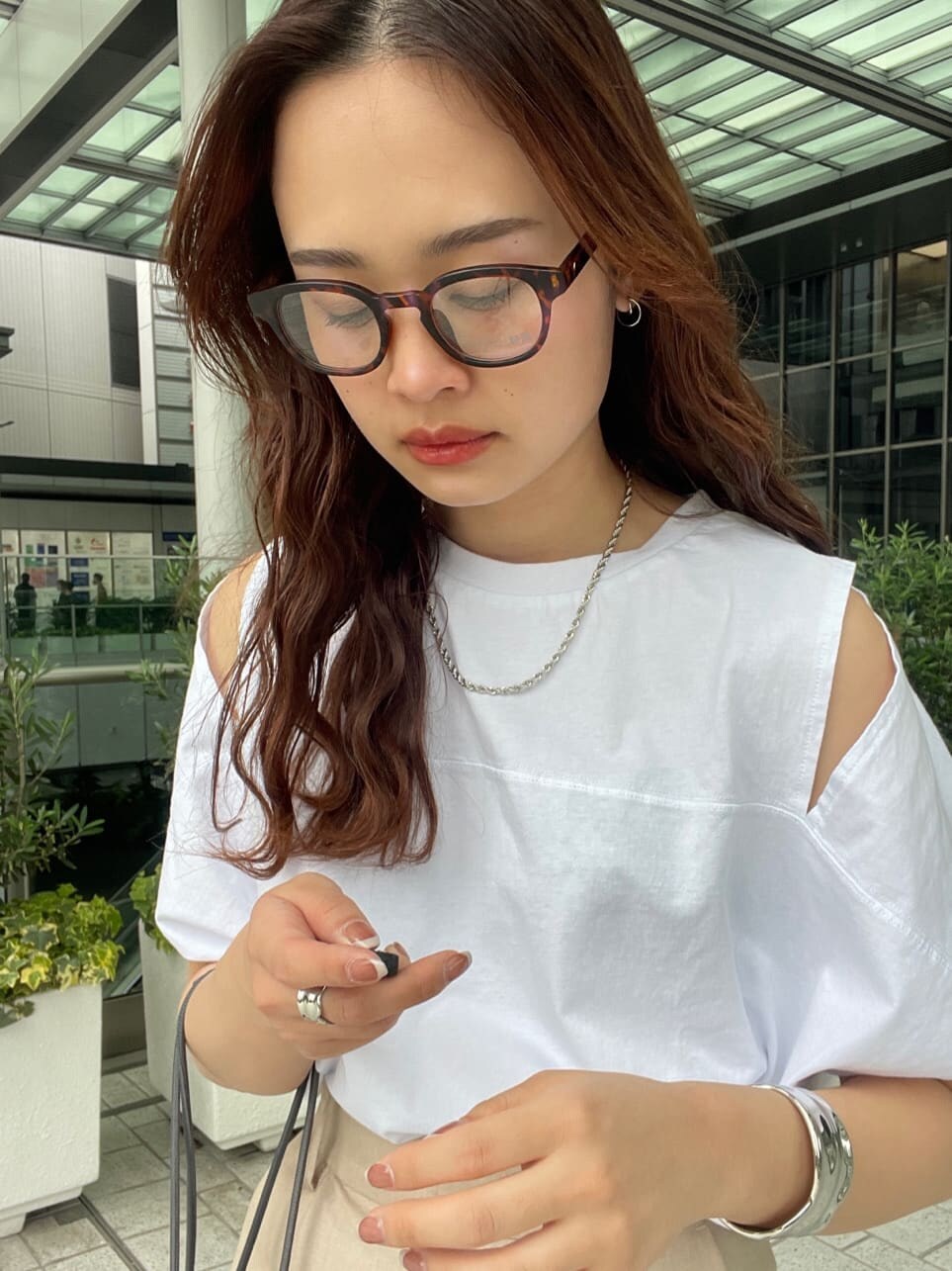 ベージュ系のその他パンツ、ホワイト系のTシャツ/カットソー、グレー系のハンドバッグを着用したレディースの春コーディネートの5枚目の写真