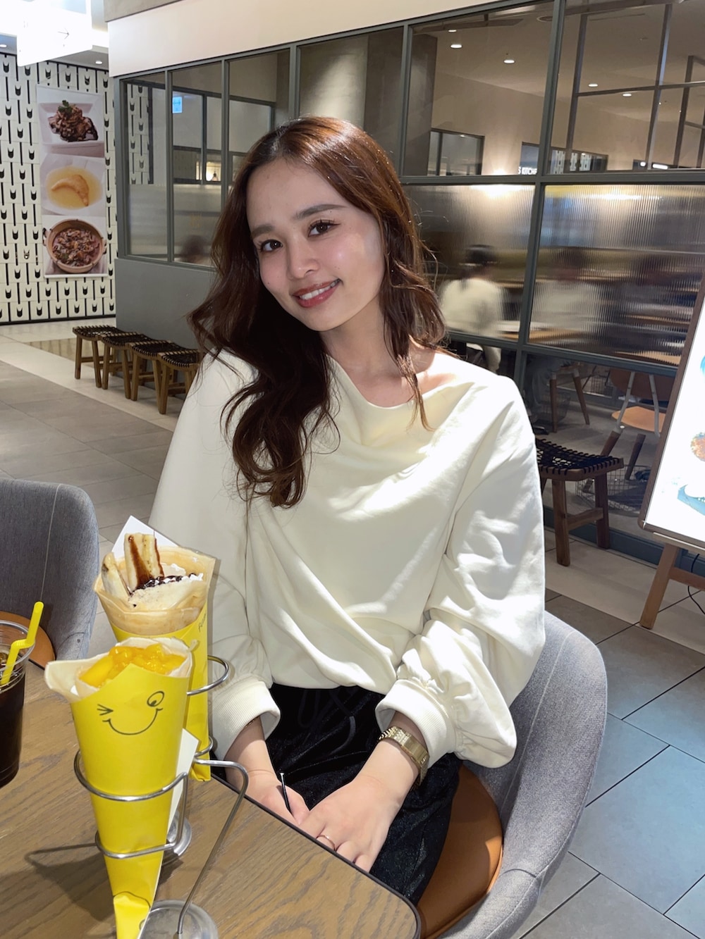 ホワイト系のTシャツ/カットソーを着用したレディースの冬コーディネートの4枚目の写真