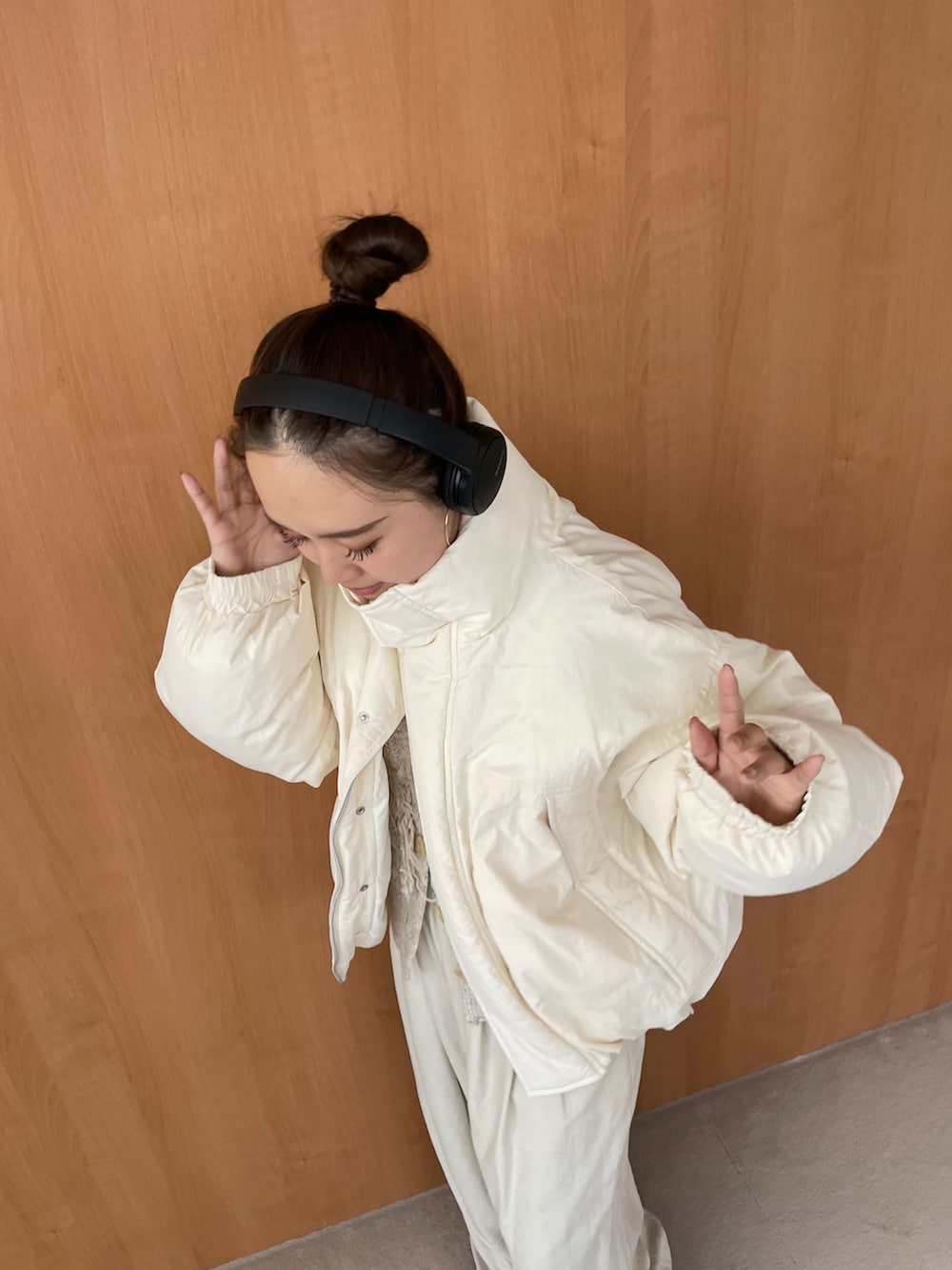 ホワイト系のその他パンツ、ホワイト系のブルゾンを着用したレディースの冬コーディネートの3枚目の写真