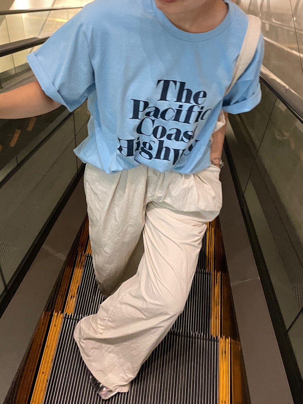 ブルー系のTシャツ/カットソー、ホワイト系のその他パンツを着用したレディースの夏コーディネートの2枚目の写真