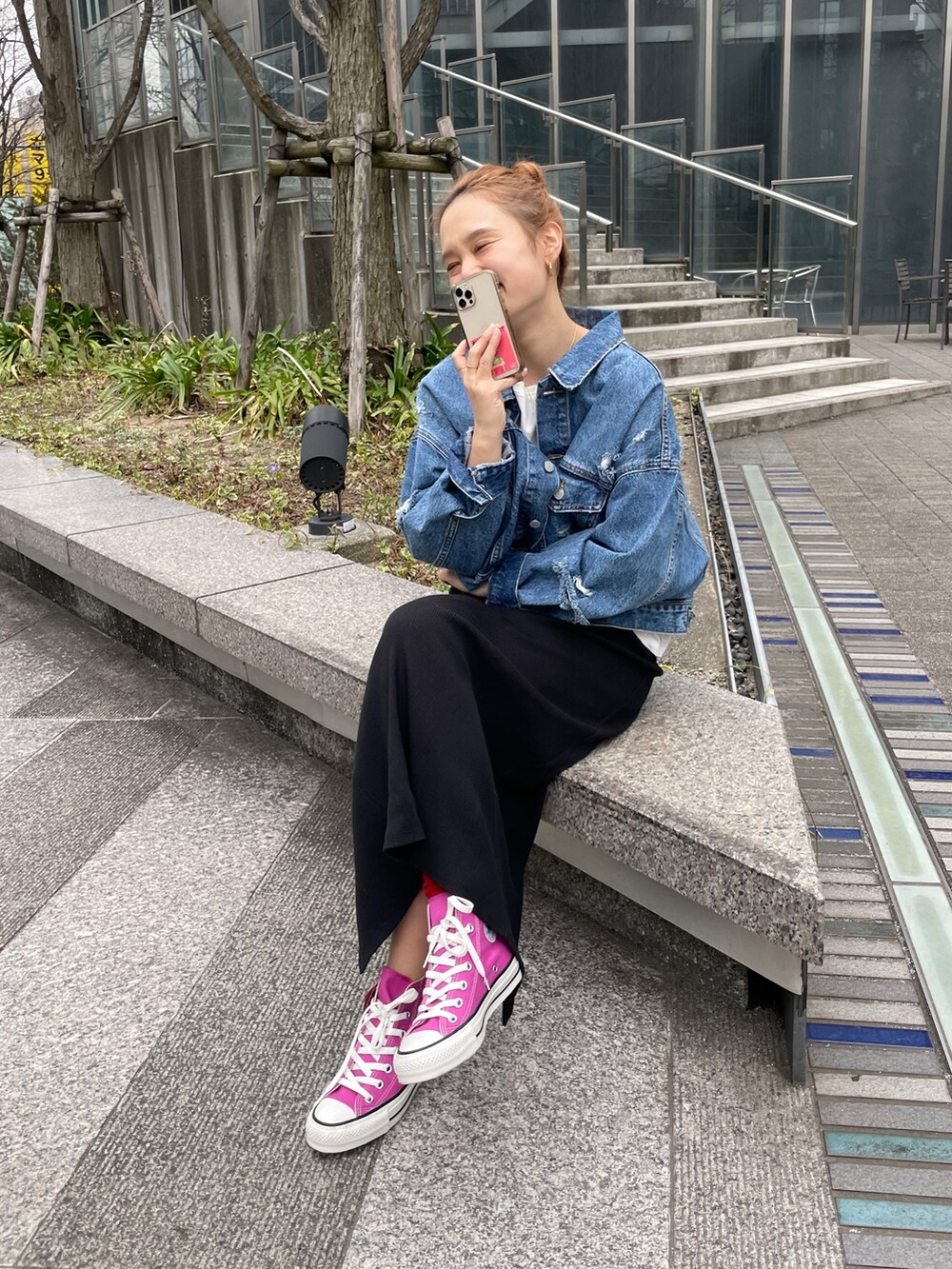 ブルー系のデニムジャケット、ブラウン系のワンピース、ホワイト系のTシャツ/カットソーを着用したレディースの春コーディネートの2枚目の写真