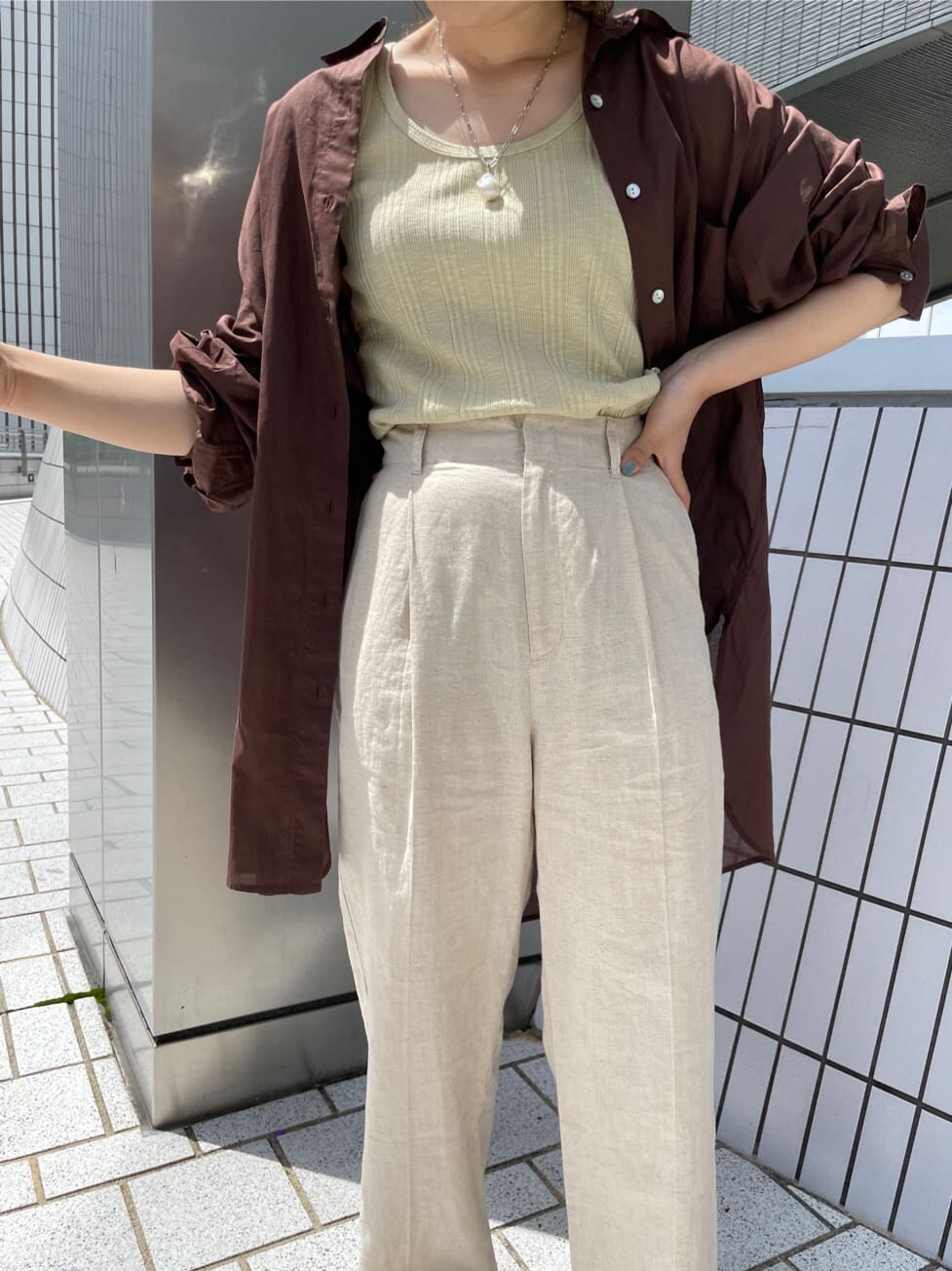 グリーン系のタンクトップ、ブラック系のサンダル、ホワイト系のその他パンツを着用したレディースの夏コーディネートの8枚目の写真