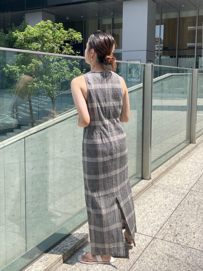 ホワイト系のサンダル、ブラック系のシャツ/ブラウス、ブラック系のワンピースを着用したレディースの夏コーディネートの3枚目の写真