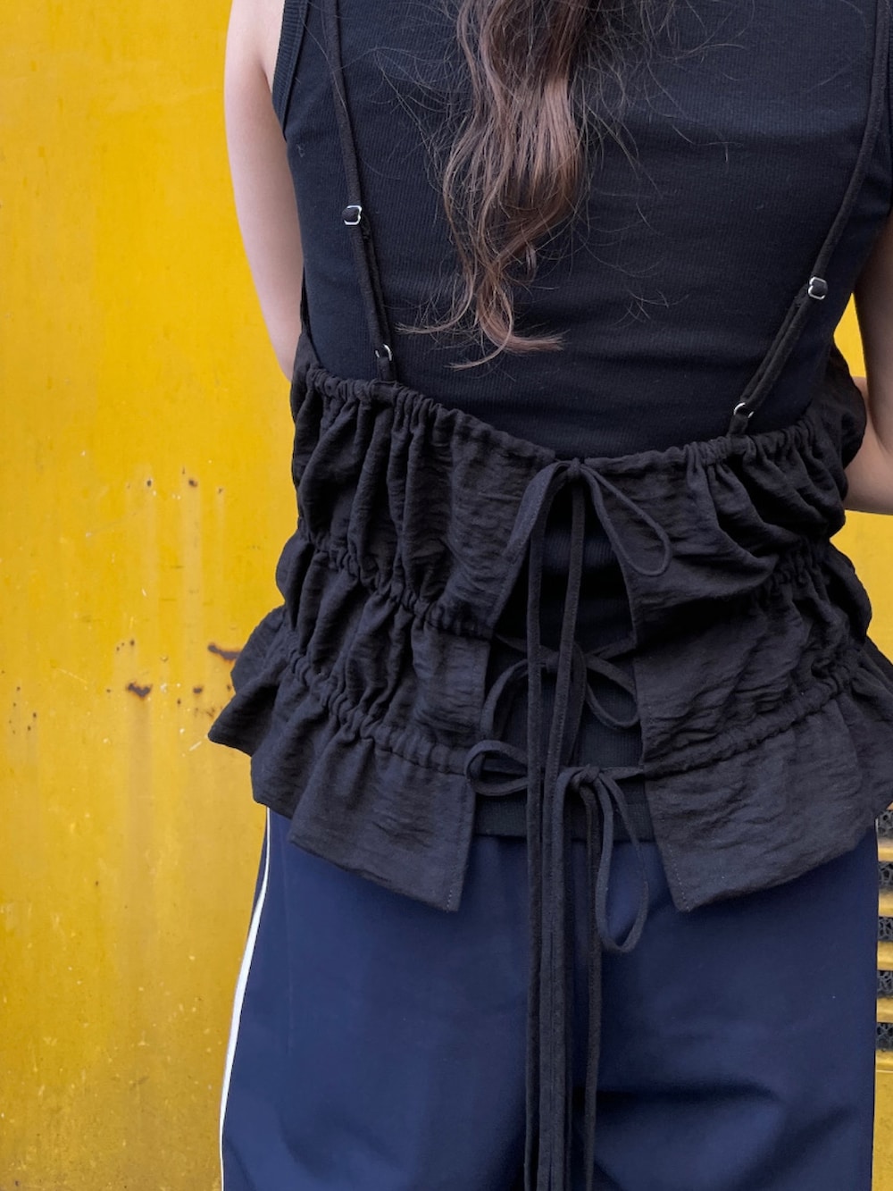 ブラック系のタンクトップ、ブルー系のその他パンツを着用したレディースの春コーディネートの4枚目の写真