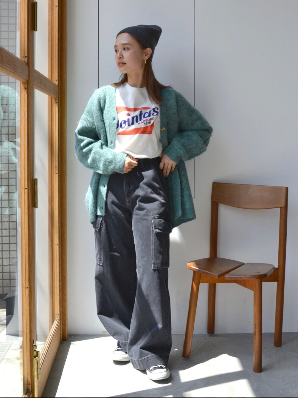 ホワイト系のTシャツ/カットソー、ブラック系のデニムパンツ、グリーン系のカーディガン/ボレロを着用したレディースの夏コーディネートの3枚目の写真