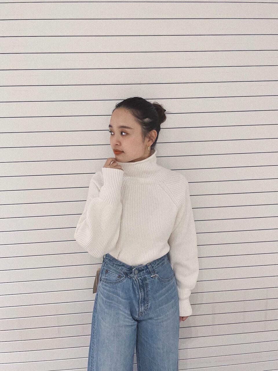 ブルー系のデニムパンツ、ホワイト系のTシャツ/カットソー、ホワイト系のワンピースを着用したレディースの秋コーディネートの3枚目の写真