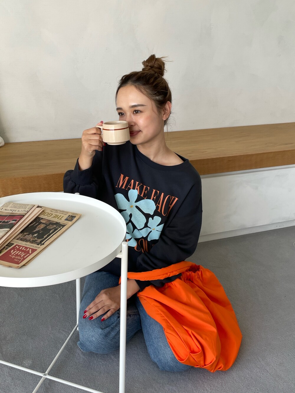 グレー系のスウェットを着用したレディースの秋コーディネートの4枚目の写真