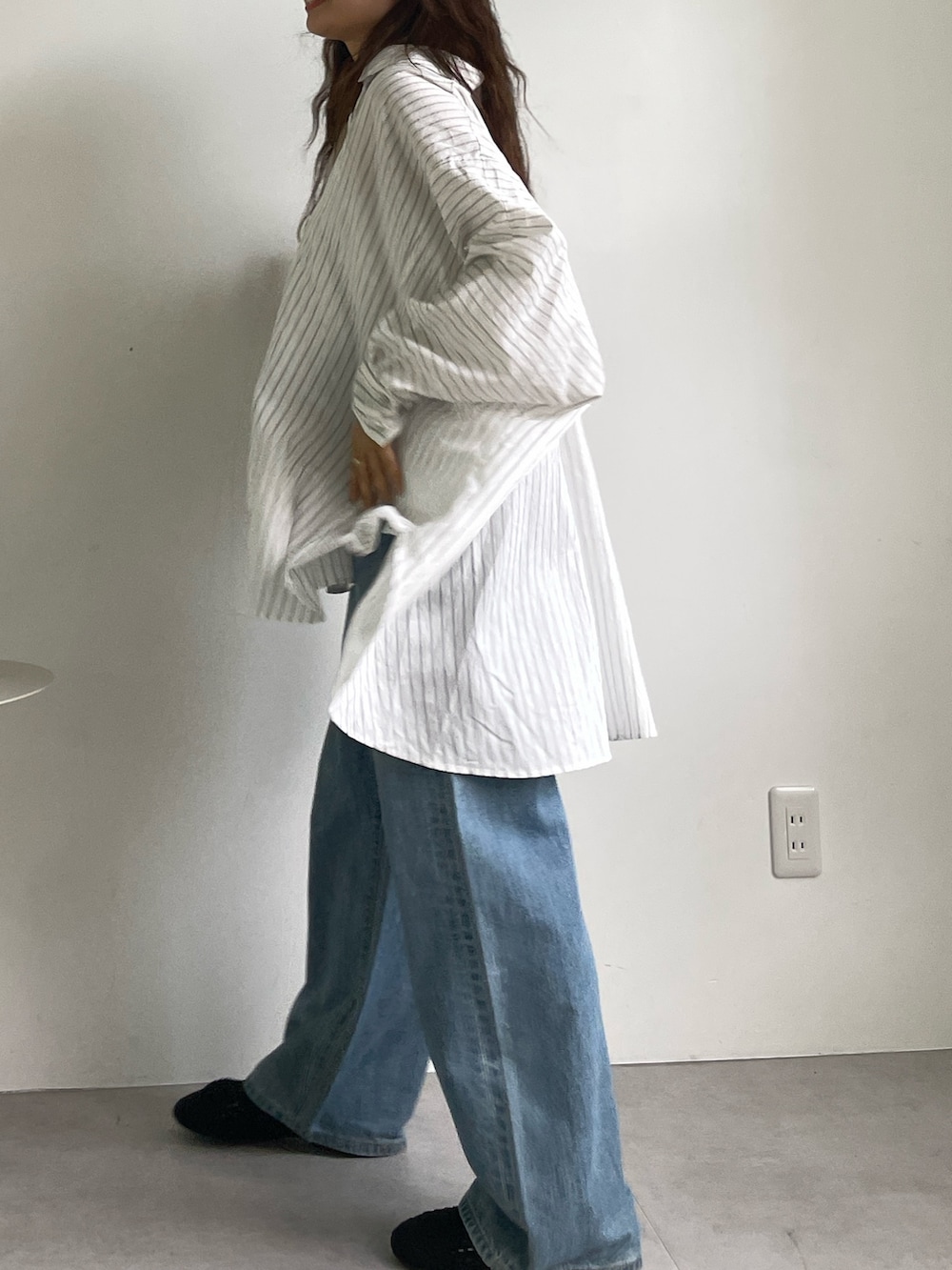 ホワイト系のシャツ/ブラウス、ブルー系のデニムパンツを着用したレディースの秋コーディネートの4枚目の写真