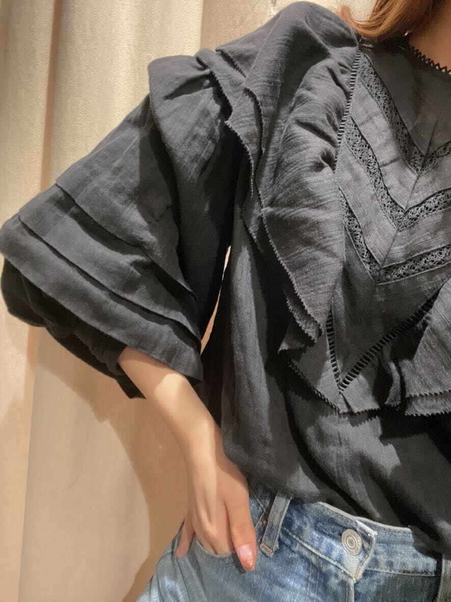 ブラック系のシャツ/ブラウス、ブルー系のデニムパンツを着用したレディースの冬コーディネートの3枚目の写真