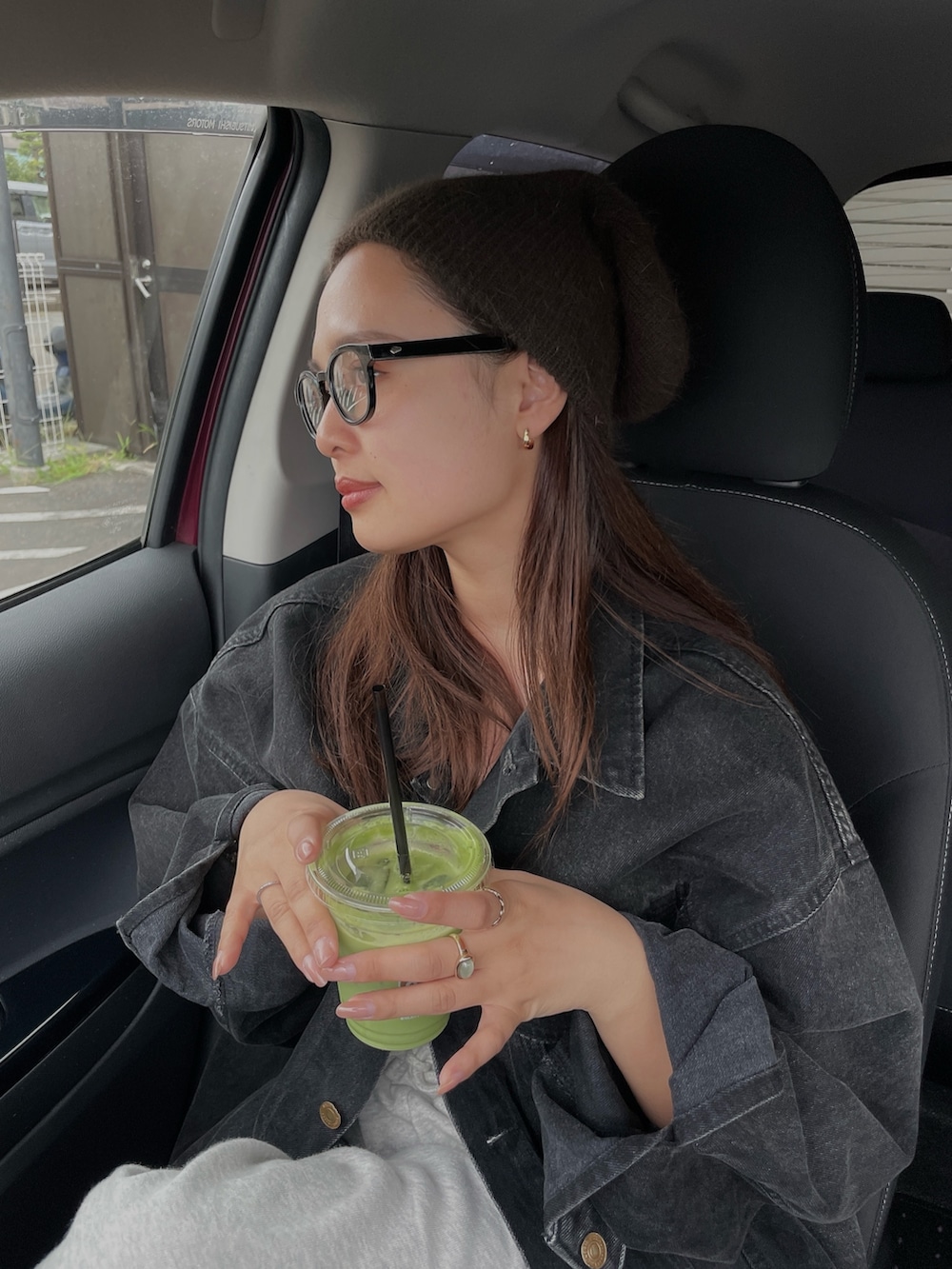 ブラック系のデニムジャケットを着用したレディースの秋コーディネートの2枚目の写真