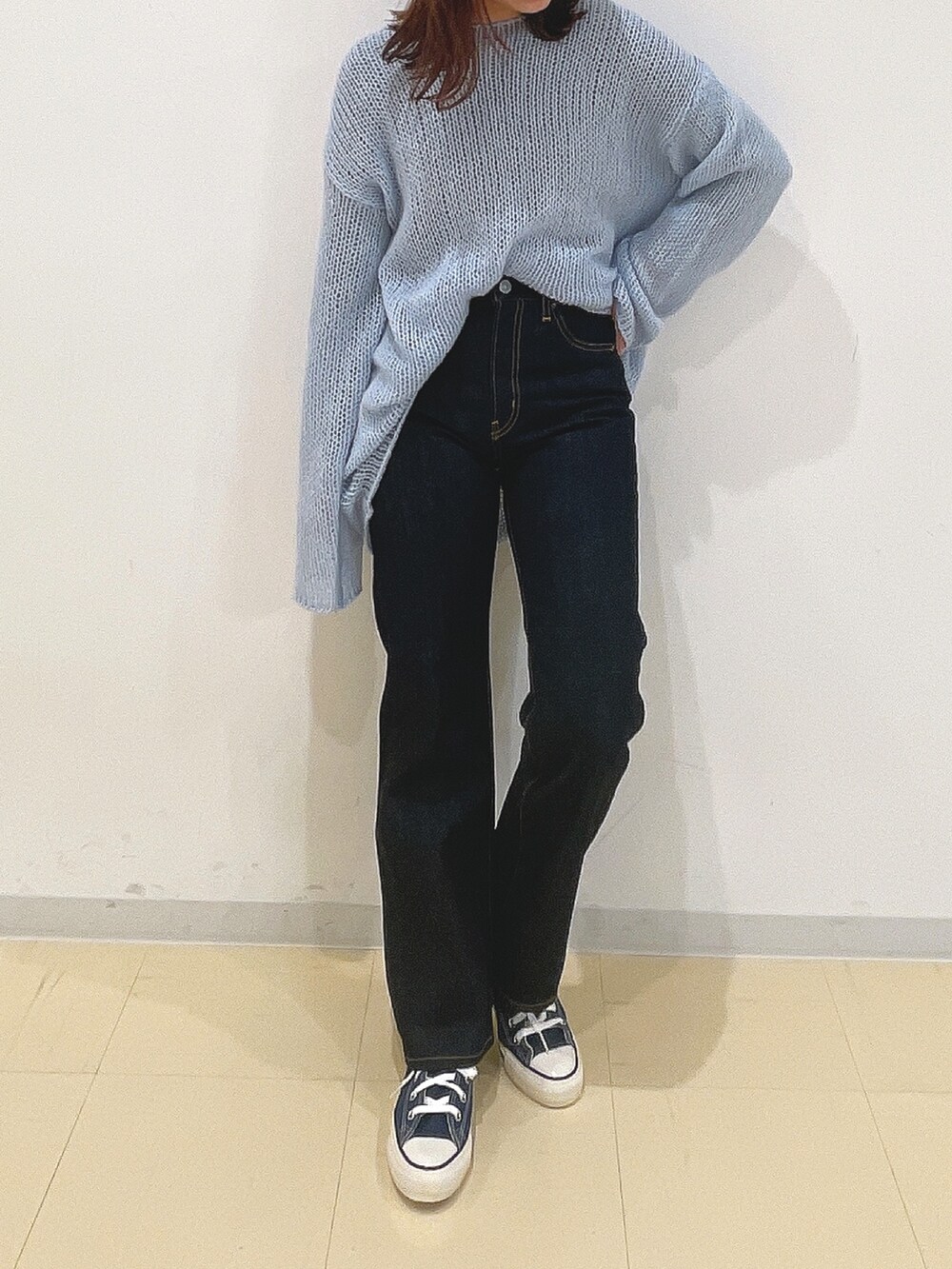 ブルー系のデニムパンツ、ブルー系のニット/セーターを着用したレディースの冬コーディネートの2枚目の写真