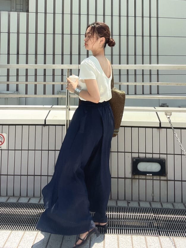 ブラウン系のトートバッグ、ホワイト系のTシャツ/カットソー、ブルー系のスカートを着用したレディースの春コーディネートの4枚目の写真