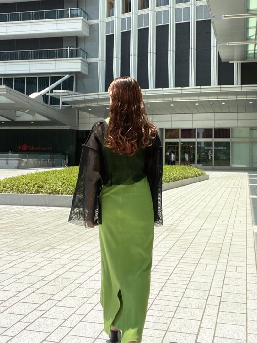 ブラック系のサンダル、ブラック系のTシャツ/カットソー、グリーン系のワンピースを着用したレディースの春コーディネートの8枚目の写真