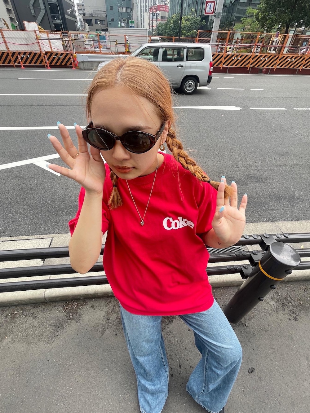 レッド系のTシャツ/カットソー、ブルー系のデニムパンツ、シルバー系のネックレスを着用したレディースの夏コーディネートの2枚目の写真