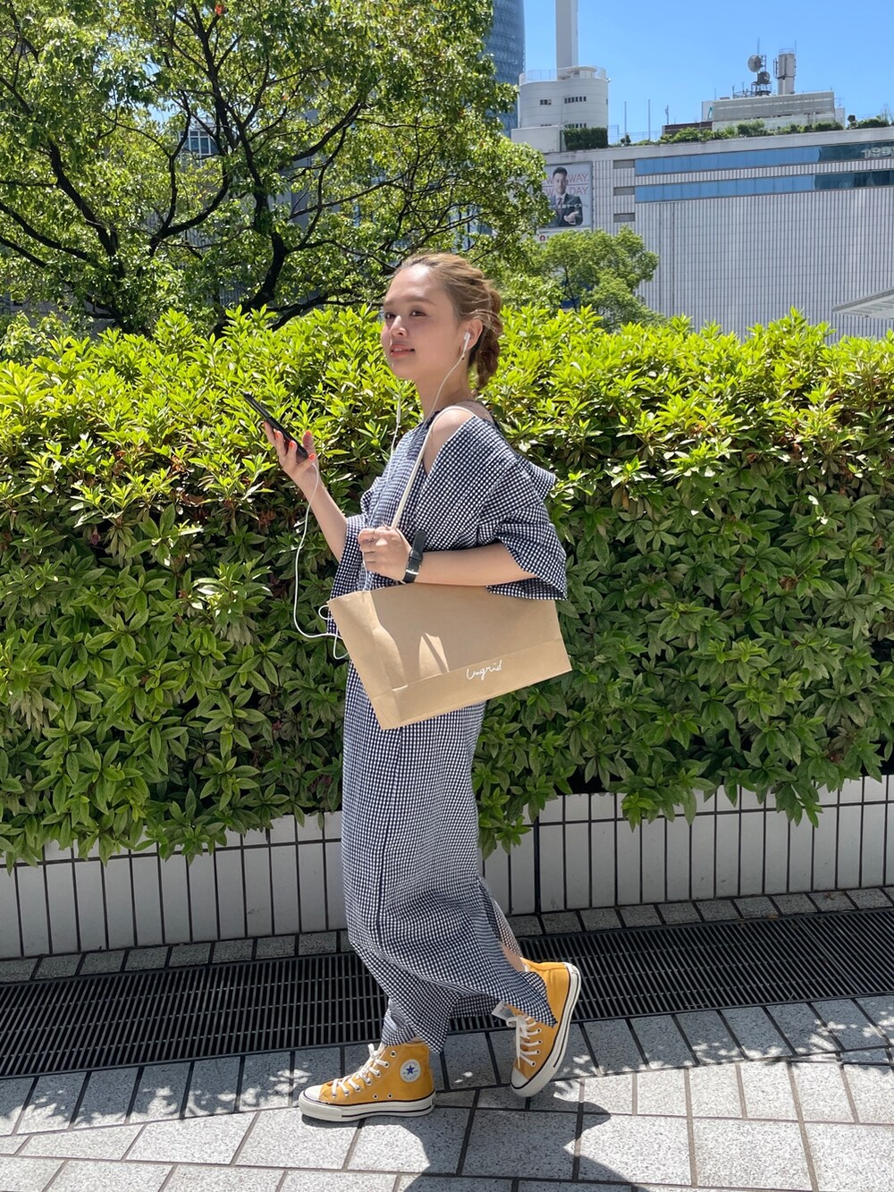 ブルー系のシャツ/ブラウス、ブルー系のワンピースを着用したレディースの春コーディネートの5枚目の写真