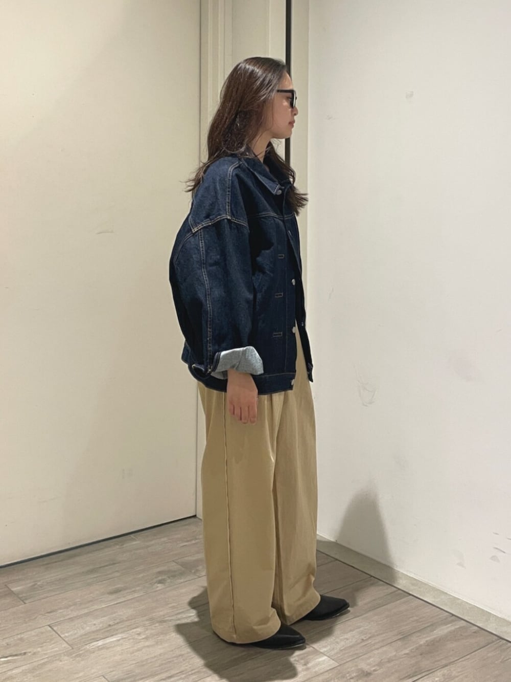ベージュ系のその他パンツ、ブラック系のブーツ、ブルー系のデニムジャケットを着用したレディースの夏コーディネートの4枚目の写真