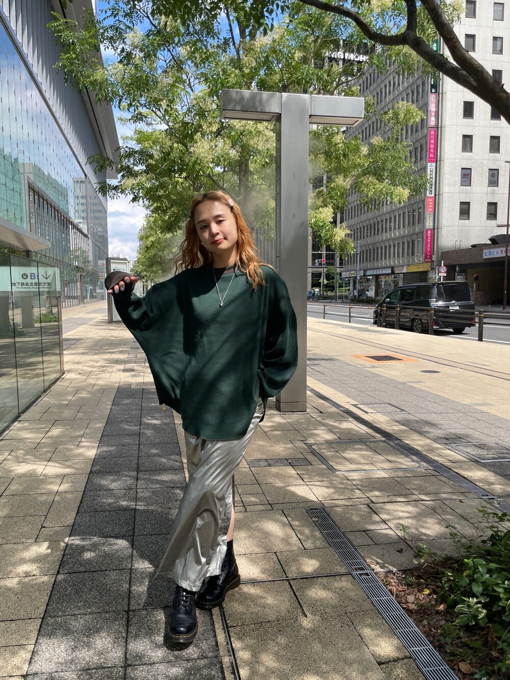 シルバー系のスカート、グリーン系のTシャツ/カットソーを着用したレディースの夏コーディネートの9枚目の写真