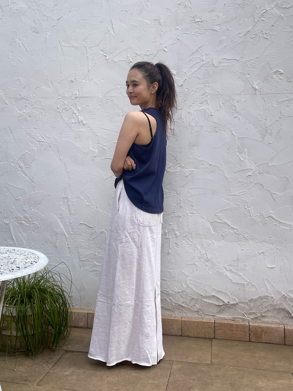 ブルー系のタンクトップ、ホワイト系のスカート、その他のサンダルを着用したレディースの春コーディネートの3枚目の写真
