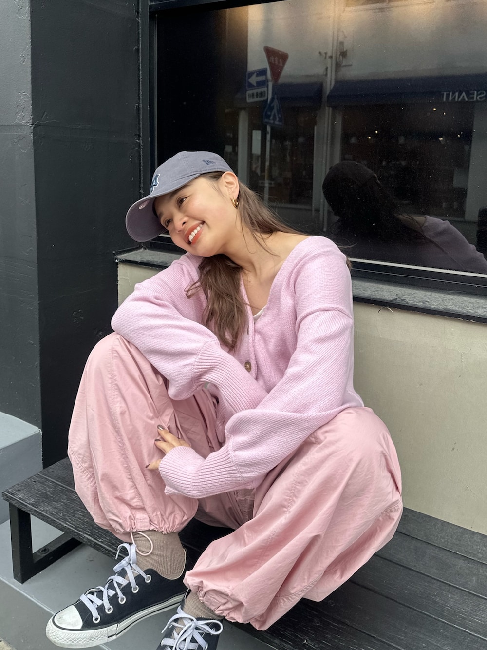 ピンク系のカーディガン/ボレロ、ピンク系のその他パンツを着用したレディースの冬コーディネートの3枚目の写真