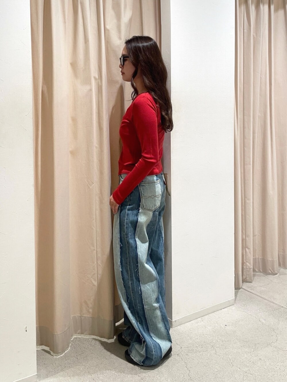 レッド系のカーディガン/ボレロ、ブルー系のデニムパンツ、ブラック系のメガネを着用したレディースの夏コーディネートの2枚目の写真
