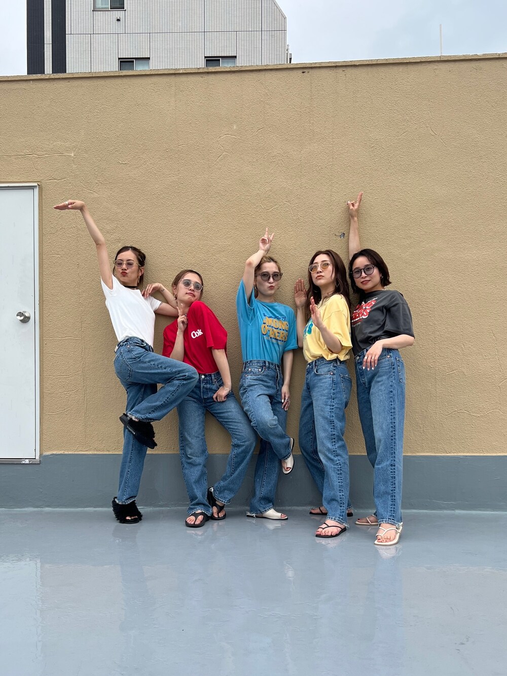 ブルー系のデニムパンツ、ブルー系のデニムパンツ、ブルー系のTシャツ/カットソーを着用したレディースの夏コーディネートの4枚目の写真