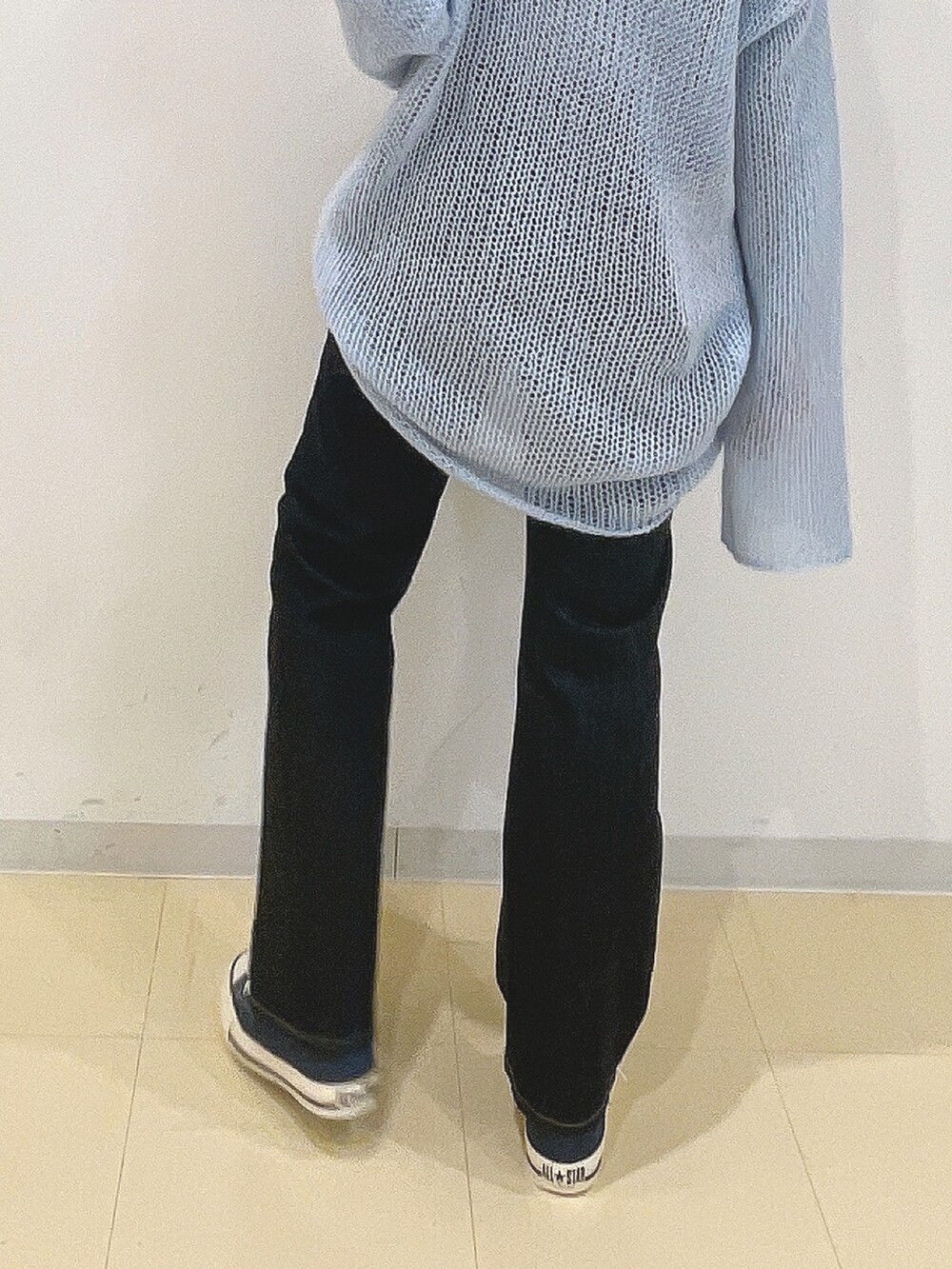 ブルー系のデニムパンツ、ブルー系のニット/セーターを着用したレディースの冬コーディネートの3枚目の写真