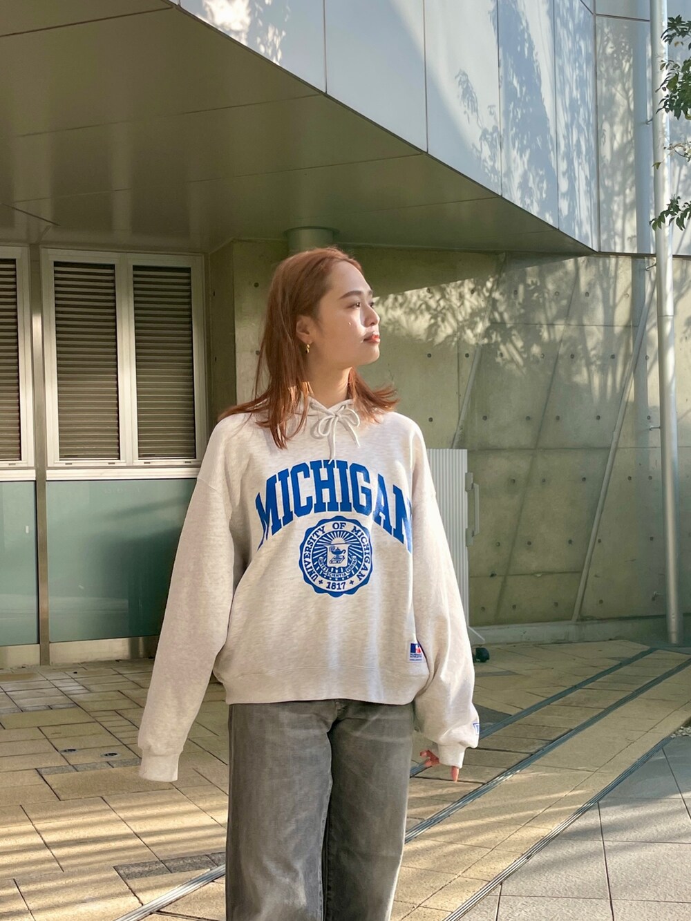 ブラック系のデニムパンツ、グレー系のパーカーを着用したレディースの冬コーディネートの9枚目の写真