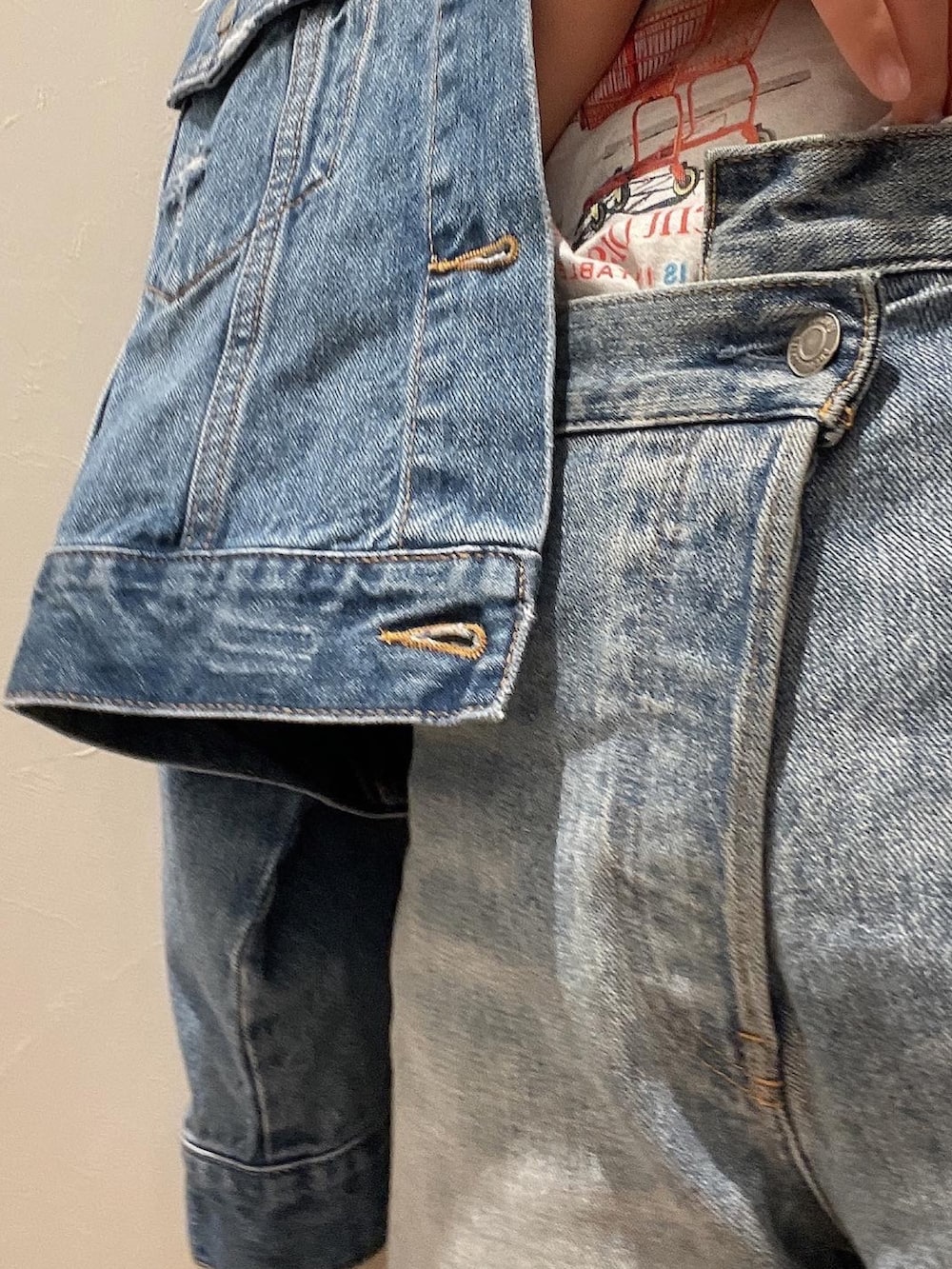 ブルー系のデニムジャケット、ブラック系のデニムパンツ、グレー系のTシャツ/カットソーを着用したレディースの春コーディネートの3枚目の写真