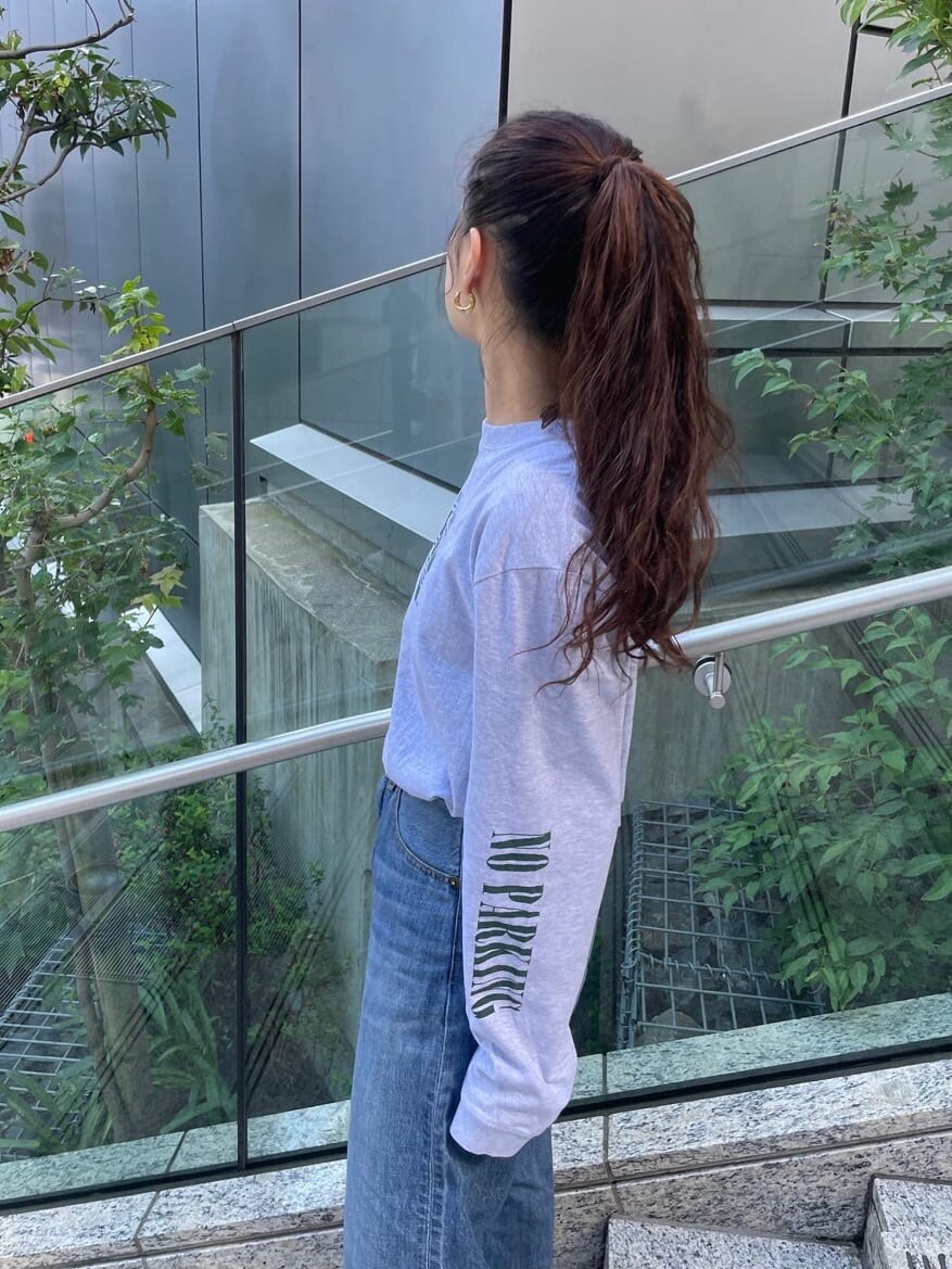 ブルー系のデニムパンツ、ブラック系のブーツ、グリーン系のMA-1を着用したレディースの秋コーディネートの7枚目の写真